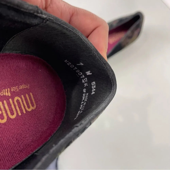 Munro Velvet Black Floral Low Heel Cerise Slip On Comfort Loafers Women's 7 W - Picture 7 of 8